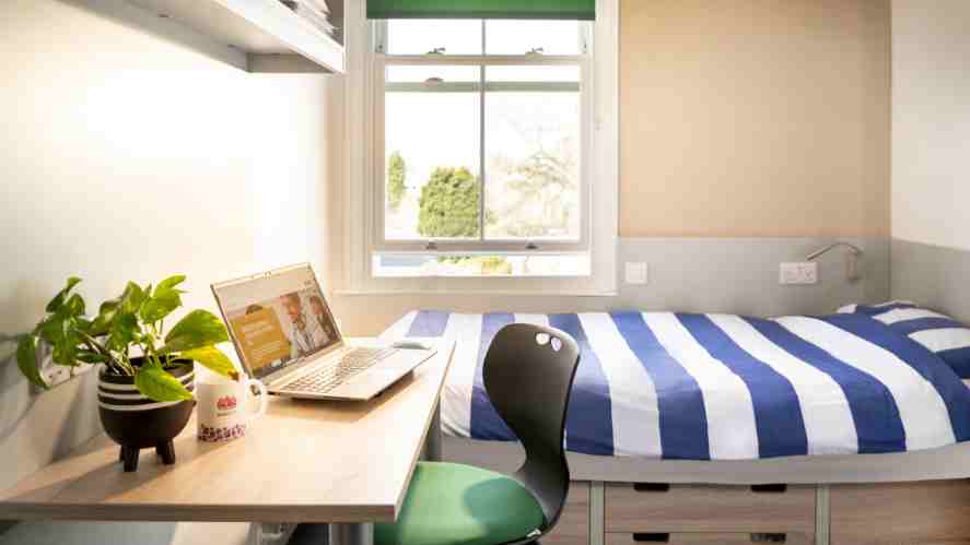 Boarding Houses | Oxford International College - Feature Cards - OIC 1
