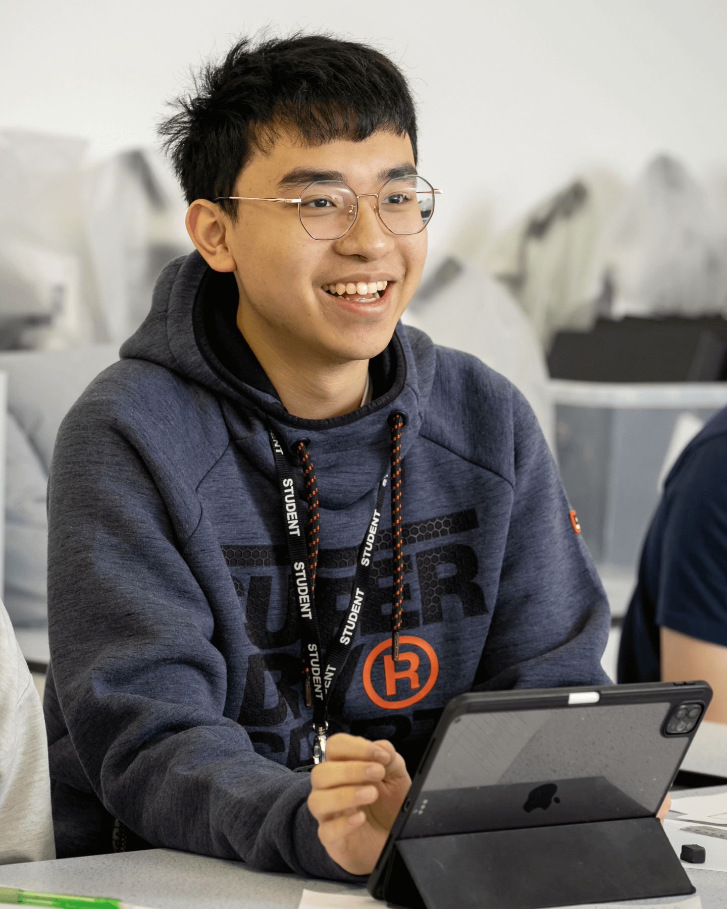 Admissions | Oxford International College | Ages 15-19 - Image-50-50 checklist - OIC 1